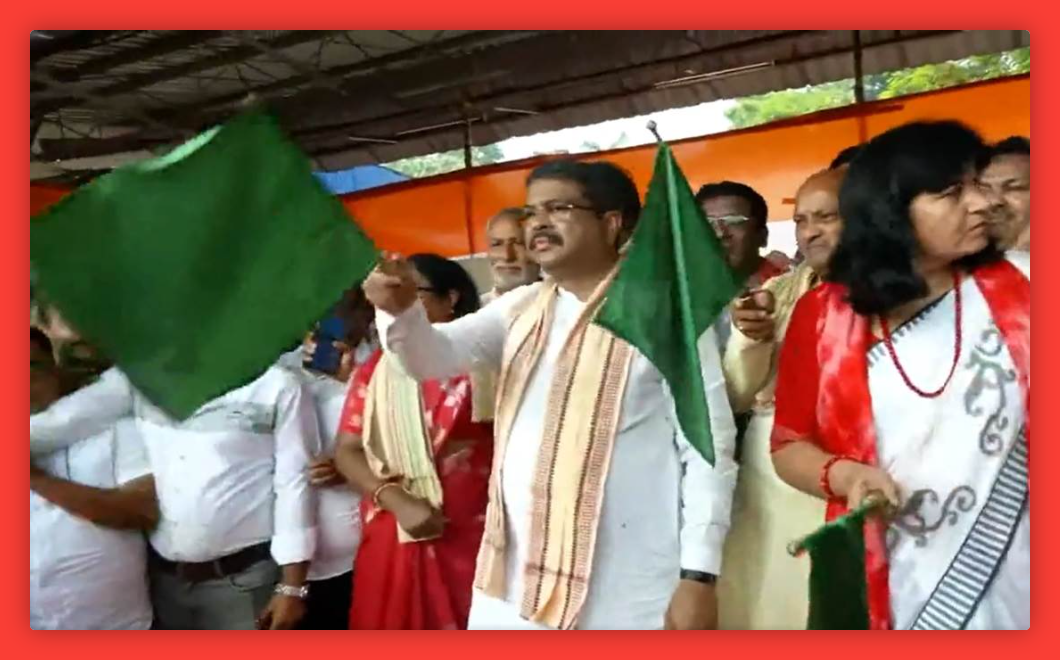 भुवनेश्वर: केंद्रीय मंत्री धर्मेंद्र प्रधान ने 270 कलश से लदी विशेष ट्रेन ‘अमृत कलश यात्रा’ को हरी झंडी दिखाकर दिल्ली की ओर रवाना किया.