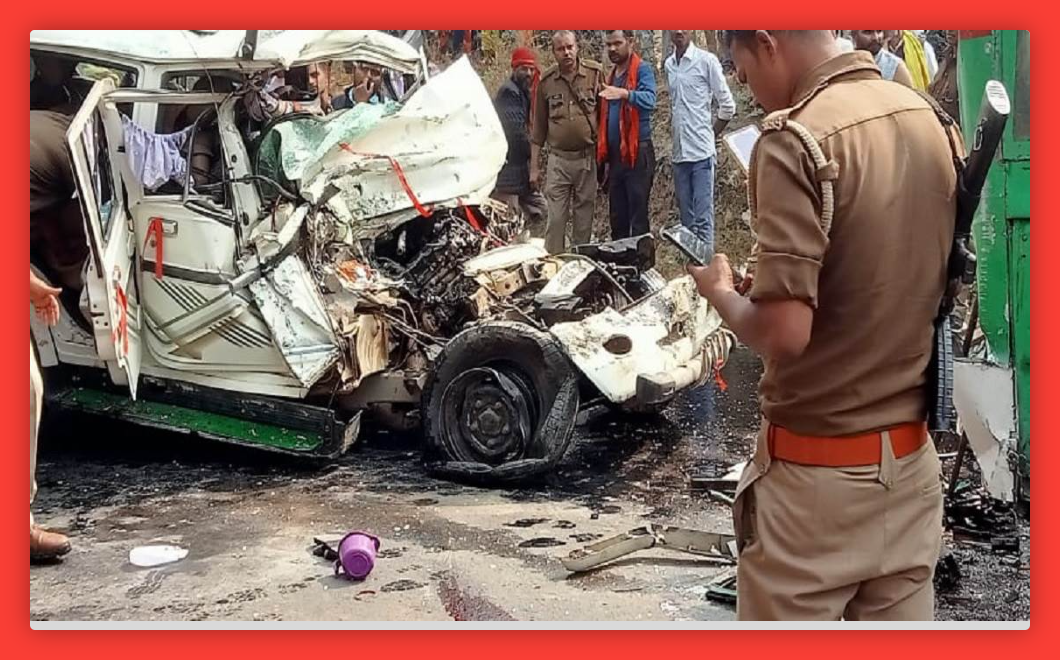 Chitrakoot News: चित्रकूट में एक भीषण सड़क हादसा हो गया, जहां जनरथ और बोलेरो के बीच सीधी टक्कर में पांच लोगों की मौत हो गई और छह अन्य गंभीर रूप से घायल हो गए।