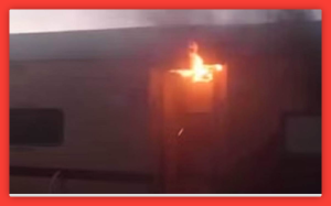 Fire In Train: दरभंगा के बाद इटावा के पास वैशाली एक्सप्रेस में आग लगने से हड़कंप मच गया और 19 यात्रियों को मामूली चोटें आईं.