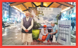 Jammu Kashmir News: श्रीनगर लाल चौक पर स्थापित प्रधानमंत्री नरेंद्र मोदी की प्रतिमा पर्यटकों के लिए आकर्षण का नया केंद्र बनी