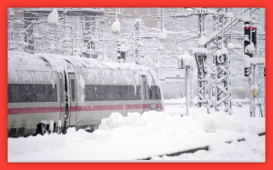 Munich Snow: म्यूनिख में भारी बर्फबारी के कारण जनजीवन अस्त-व्यस्त हो गया और 300 से अधिक उड़ानें और कई ट्रेनें रद्द कर दी गईं।